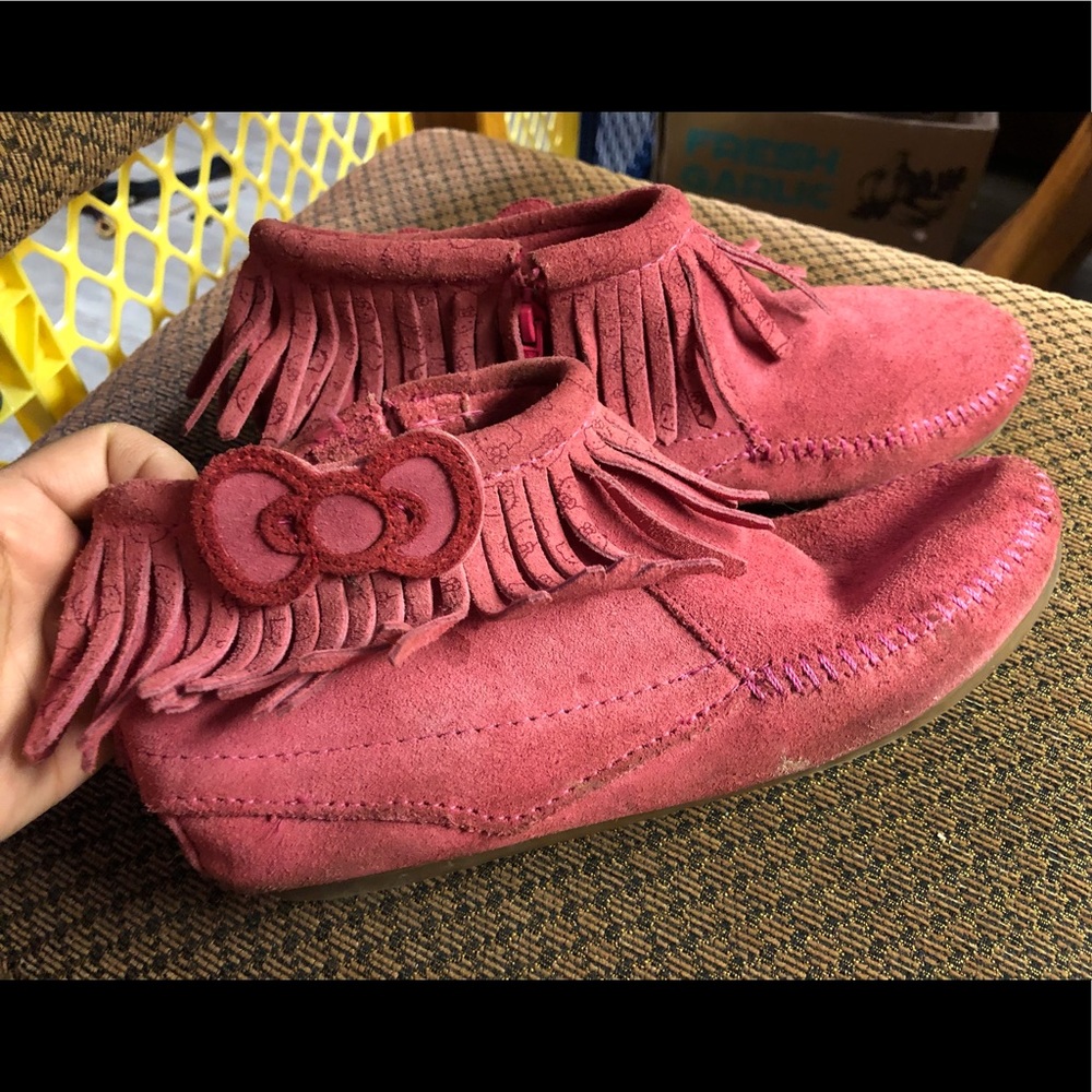 Ultra Rare Hello Kitty Minnetonka REAL SUEDE Pink Fringe Ankle Boots Ltd Edition